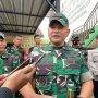 Kodim 0624 Kabupaten Bandung mengunjungi pengungsi banjir di Desa Dayeuhkolot dengan memberikan bantuan dan menanyakan kondisi kesehatan