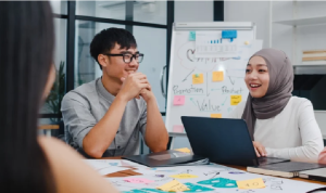 Ilustrasi: Mahasiswa sedang melakukan diskusi saat magang.