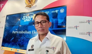 Menparekraf Sandiaga Uno turut menanggapi maraknya calo penjual tiket konser Coldplay di Jakarta dan tegaskan tak mentolerir. ANTARA/Sinta Ambarwati.
