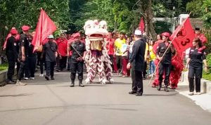 Bidik 12 Kursi Parlemen, Bacaleg PDI Kota Bogor Daftar ke KPU dengan Diiringi Barongsai Rombongan Bacaleg PDIP Kota Bogor saat menuju kantor KPU Kota Bogor, Kamis (11/5). (Yudha Prananda / Jabar Ekspres)