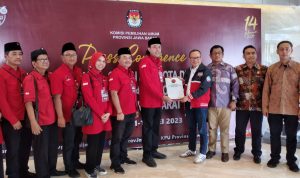 Ketua DPD PDI Perjuangan Jawa Barat Ono Surono (tengah) saat pendaftaran di Kantor KPU Jabar