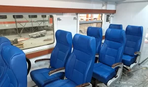 PT Kereta Api Indonesia (KAI) resmi telah mengganti kursi tegak pada kereta api kelas ekonomi menjadi kursi yang lebih nyaman. Twitter/@fajarnugros.
