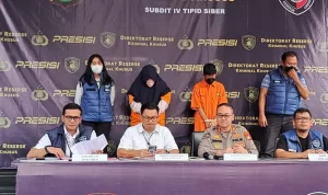 Pasutri berinisial ABF (22) dan W (24) dibekuk polisi buntut penipuan tiket konser Coldplay Jakarta merugikan 60 korban hingga Rp257 juta. PMJ News/Fajar.