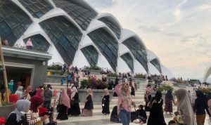 Pengunjung Masjid Raya Al-Jabbar Membludak Pasca Lebaran