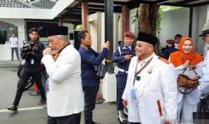 Presiden PKS Ahmad Syaikhu dan Sekretaris Jenderal PKS Habib Aboe Bakar Al Habsy tiba di Kantor KPU RI, diiringi karnaval budaya, Senin (8/5/2023). ANTARA/Tri Meilani Ameliya