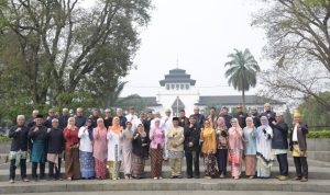 Plh. Gubernur Jawa Barat Uu Ruzhanul Ulum menjadi Inspektur Upacara pada Hari Pendidikan Nasional 2023 Tingkat Provinsi Jabar di Lapangan Gasibu, Kota Bandung, Selasa, 2 Mei 2023. Upacara tersebut dihadiri pula Ketua TP PKK Jabar Atalia Praratya Ridwan Kamil dan Kepala Dinas Pendidikan Jabar Wahyu Mijaya.