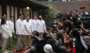MANUVER POLITIK: Prabowo Subianto saat menyambut kedatangan Dewan Pertimbangan Presiden RI Jendral TNI (Purn) Wiranto di Garuda Yaksa Hambalang,  Kabupaten Bogor,  Senin 1 Mei 2023. (SANDIKA FADILAH/JABARESKPRES)