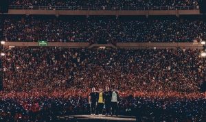 Keren! Promotor Konser Colplay Bakal Siapkan Juru Bahasa Isyarat bagi Penonton dengan Disabilitas Promotor konser Coldplay di Jakarta dikabarkan akan menyiapkan juru bahasa isyarat bagi penonton dengan disabilitas. Instagram/@coldplay.