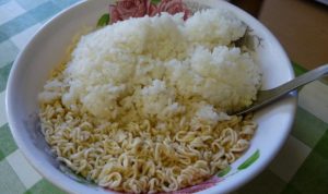 Amankah Makan Mie Pakai Nasi? Ini Penjelasannya Risiko Makan Mie/Foto: flickr.com