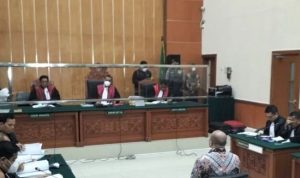 Teddy Minahasa saat mengikuti sidang di Pengadilan Negeri (PN) Jakarta Barat, Kamis (30/3/2023). ANTARA/Walda