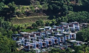 Sebanyak 12 unit rumah di Kompleks Pramestha Muntain City tiba-tiba ambruk setelah tanah tempat berdiri tempat tinggal itu mengalami longsor.