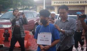 Seorang pedagang pasar malam di Kota Bogor harus berurusan dengan pihak berwajib. Sebab, dia kedapatan menyimpan senjata api.