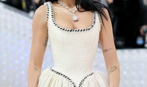 Terlihat Simple, Ternyata Harga Kalung yang Digunakan Dua Lipa di Met Gala 2023 Seharga 1 Unit Rumah?