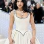 Terlihat Simple, Ternyata Harga Kalung yang Digunakan Dua Lipa di Met Gala 2023 Seharga 1 Unit Rumah?