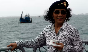 Susi Pudjiastuti mengkritik keputusan Jokowi perihal ekspor pasir laut.