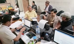 Wahyu Dosen Uninus Dipercaya Menjadi Penerjemah Kasus WNA Australia Ludahi Imam Masjid Wahyu Satya Gumelar dosen Uninus memakai kemeja kuning, BCAA tersangka pakai topi warna abu-abu.