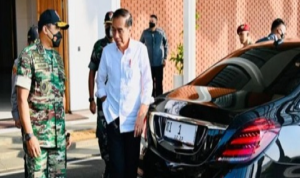 Kali Ini Bukan Prank! Presiden Joko Widodo Akhirnya Meninjau Langsung Kondisi Jalan Di Lampung menggunakan mobil.