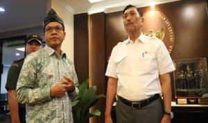 Bupai Bandung (berpeci) dan Menko Marvestim (baju putih).