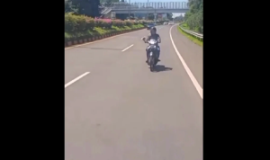 Seorang pemotor berkendara dengan kecepatan tinggi di Tol Pasteur.