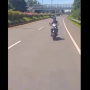 Seorang pemotor berkendara dengan kecepatan tinggi di Tol Pasteur.
