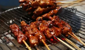 6 Rekomendasi Sate Terenak di Bandung, Dagingnya Juicy Banget Loh!