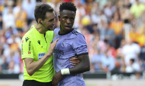 Vinicius Jr ditenangkan wasit