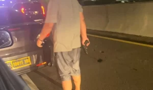 Viral! Video Pengemudi Berpelat Dinas Polisi Todongkan Senjata Api ke Sopir Taksi Online, Kapolda Metro Jaya Intruksikan Penangkapan Viral video yang disebut-sebut pengemudi berplat dinas polisi yang menodongkan senjata api ke arah sopir taksi online. PMJ News.