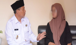 Uu Ruzhanul Ulum Beri Semangat kepada Siswi Korban Perundungan di Tasikmalaya Plh Gubernur Jabar Kunjungi Siswi SMAN Korban Perundungan di Tasikmalaya