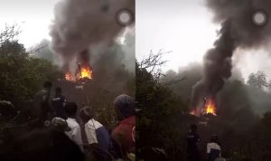 Breaking News! Helikopter Jatuh di Rancabali Ciwidey, Kobaran Api dan Kepulan Asap Hitam Membumbung Tinggi Warga Rancabali, Ciwidey, Jawa Barat dikejutkan dengan sebuah helikopter jatuh pada hari ini Minggu, 28 Mei 2023. Tangkap layar Instagram/@infojawabarat.