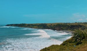 Pesona Pantai Puncak Guha
