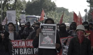 Momentum May Day, Aliansi Buruh Bandung Raya Soroti Sistem Pengupahan dan Jam Kerja yang Tidak Sesuai Aksi jalan bersama dilakukan Aliansi Buruh Bandung Raya dalam memperingati Hari Buruh Internasional.