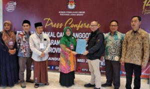 Ifa Faizah Rahmah, salah satu pendaftar bacalon DPD di KPU Jabar hari ini (3/5).