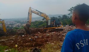 Aroma Tak Sedap Mulai Menyengat, Pemkot Bandung Gencar Tangani Sampah yang Menggunung Kondisi TPA Cicabe, Kecamatan Mandalajati, Kota Bandung. (Yanuar/Jabar Ekspres)