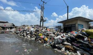 DLH Kabupaten Bandung Sebut Bukan Hanya Sampah Pasar, Penumpukan Sampah di Pasar Baleendah karena Sampah Warga Juga / Foto Agi