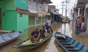 Hampir semua Wilayah di Kampung Cijagra Kabupaten Bandung Dikepung Banjir Sepinggang Orang Dewasa, Warga Terpaksa Menggunakan Perahu untuk Transportasi. Foto Agi Jabarekspres