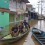 Hampir semua Wilayah di Kampung Cijagra Kabupaten Bandung Dikepung Banjir Sepinggang Orang Dewasa, Warga Terpaksa Menggunakan Perahu untuk Transportasi. Foto Agi Jabarekspres