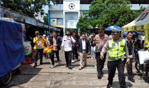 Budiyono (tengah) saat berangkat mendaftar ke Kantor KPU Jabar dari Lapangan Sidolig.