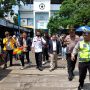Budiyono (tengah) saat berangkat mendaftar ke Kantor KPU Jabar dari Lapangan Sidolig.