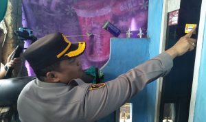 Kapolres Bogor AKBP Iman Imannudin saat menempelkan stiker Polisi RW di Desa Nagrak, Kecamatan Sukaraja, Kabupaten Bogor, Senin 8 Mei 2023. Foto : Sandika Fadilah/Jabarekspres.com