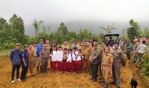 Muspika kecamatan Sukamakmur usai kerja bakti.