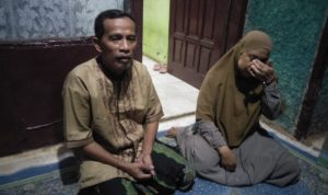 Orang tua Arya Saputra korban pembacokan saat ditemui di kediamannya. Foto : Sandika Fadilah/Jabarekspres.com