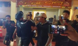 MSR alias Tukul, pelaku pembacokan pelajar di Simpang Pomad Bogor saat digelandang petugas di Mapolresta Bogor Kota, Kamis (11/5) Malam. (Yudha Prananda / Jabar Ekspres)