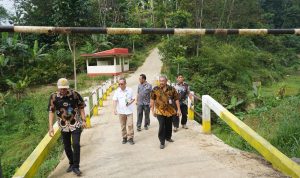Kepala bagian sumber daya alam (SDA) Setda Kabupaten Bogor Budi CW bersama jajaran saat mengunjungi lokasi penataan DAS Cisadane di Kecamatan Cigombong Kabupaten Bogor . Foto : Istimewa