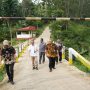 Kepala bagian sumber daya alam (SDA) Setda Kabupaten Bogor Budi CW bersama jajaran saat mengunjungi lokasi penataan DAS Cisadane di Kecamatan Cigombong Kabupaten Bogor . Foto : Istimewa