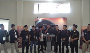 Pileg 2024, Partai Ummat Yakin Dapat 9 Kursi di Kabupaten Bogor Ketua DPD Partai Ummat Dadang Zaelani saat memberikan keterangan konfrensi pres di Kantor KPU Kabupaten Bogor. Foto : Sandika Fadilah/Jabarekspres.com