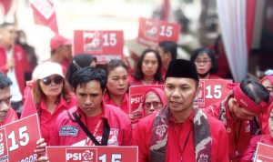 Wakil Ketua DPD PSI Kota Bogor, Donal usai mengantarkan rombongan 50 Bacalegnya ke kantor KPU Kota Bogor, Sabtu (13/5). (Yudha Prananda / Jabar Ekspres)