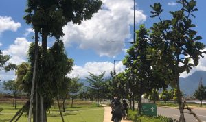 Bersepeda menggunakan Boseh Bike di kawasan Summarecon Bandung.