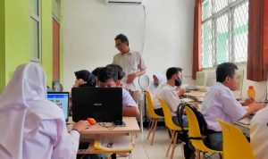 Ilustrasi guru tengah melakukan kegiatan belajar mengajar. (Dok/Jabar Ekspres)