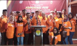 Kejar Satu Fraksi DPRD di Pileg 2024, Partai Buruh Kota Bogor Incar Suara Rakyat Kecil Perwakilan Partai Buruh Kota Bogor usai mendaftarkan 40 Bacaleg-nya ke Kantor KPU Kota Bogor, Minggu (14/5) Malam. (Yudha Prananda / Jabar Ekspres)