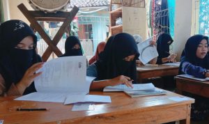Miris! Bangunan Ambruk, Puluhan Siswa SDN Sukamulya Terpaksa Ujian Sekolah di Teras Rumah Warga Siswa SDN 02 Sukamulya saat mengikuti ujian sekolah. Foto: Sandika Fadilah/Jabarekspres.com